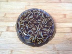 彻底晾凉以后盖上保鲜膜放入冰箱冷藏，一个小时左右就凝固了。最好冷藏一夜再吃，更加Q弹。