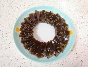 做好的皮冻切成片装盘。