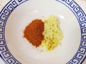 蒜瓣和生姜剁成末，放入辣椒粉。
