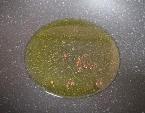 炒锅内倒入适量的食用油烧热，下入花椒炝香，然后捞出炝过的花椒不要。