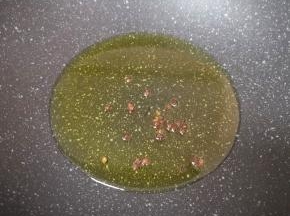 炒锅内倒入适量的食用油烧热，下入花椒炝香，然后捞出炝过的花椒不要。