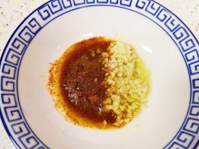 将热油浇在姜蒜末和辣椒粉上。