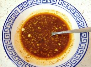 再根据自己的口味加入香醋、盐、蔬之鲜和酱蘸汁，调好蘸料汁。