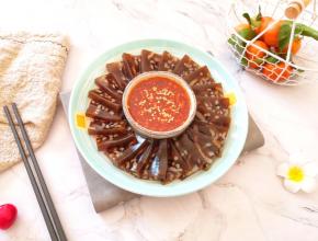 将蘸汁放在一个小盘子里，摆在皮冻中间。