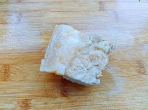 咸肉提前用淡盐水浸泡一小时，祛除盐味。