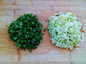 青菜切小粒，菜叶和菜梗分开。