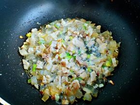 下入咸肉继续翻炒。