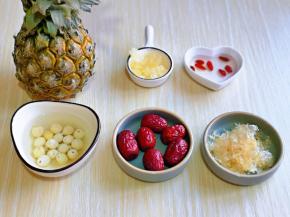 准备食材，莲子提前3-4小时泡上，我用的是无需泡发的银耳，如果大家用普通银耳，记得提前泡发哈。