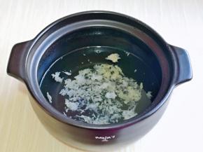 将金燕耳倒入砂锅中，加入500克纯净水。