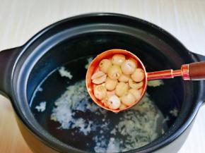 再加入泡好的莲子，莲子好食材，去火。