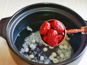 加入洗干净的红枣。