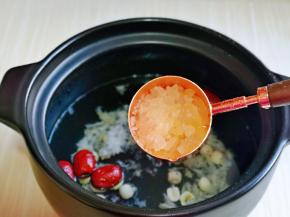 再按个人口味加入冰糖。(喜欢甜一点的可以适当多加一点)