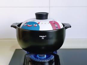 盖上盖子，上煤气，大火烧开，转小火慢炖20分钟。(盖子不要盖太严实，避免溢出)