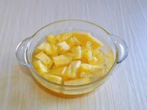 切好的菠萝放入玻璃器具中，加入盐，纯净水泡15分钟。