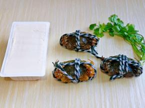 准备食材，建议用内酯豆腐，比较嫩滑。