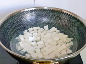 锅中加入纯净水烧开，下豆腐块，再次烧开煮1分钟捞出。