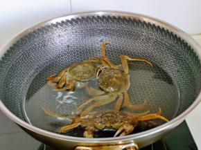 毛蟹用牙刷刷干净，绳子解开，冷水下锅，大火烧开煮2分钟。