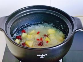 20分钟后银耳炖好啦，加入菠萝，枸杞，炖3-4分钟关火。