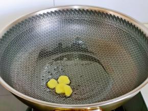 起油锅，加入姜片煸炒。