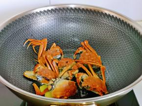 再加入螃蟹，小火翻炒。