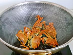 加入料酒翻炒，去腥。