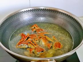 再加2小碗纯净水，盖上盖子大火烧开，转中火煮5分钟。