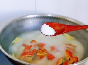 按个人口味加入盐，滴3-4滴生抽。