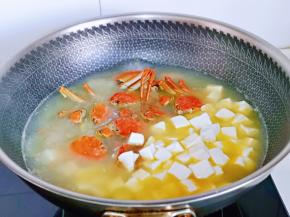 再加入豆腐，转中小火炖煮8分钟。