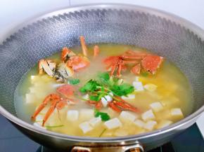 撒上准备好的香菜，关火出锅。