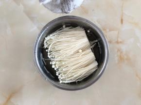 3.金针菇去根洗净。