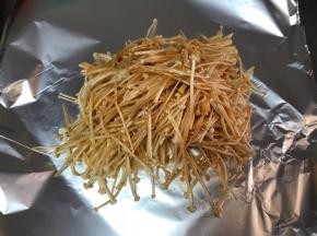 5.充分搅拌均匀倒在锡纸上。