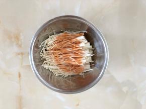 4.沥干水分，将调好的腌料倒入。