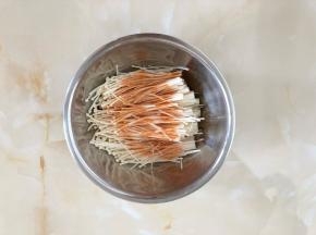 4.沥干水分，将调好的腌料倒入。