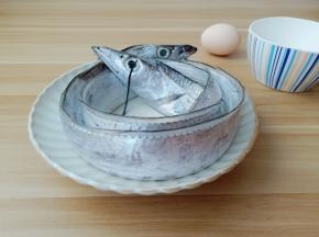 在洗带鱼时有些人会把表面的银白色物质洗掉，这是“大错”，那不是带鱼的鱼鳞，而是一层脂肪，其中还含有硫代鸟嘌呤，能够抗AI，所以大家千万别洗掉白色物质。