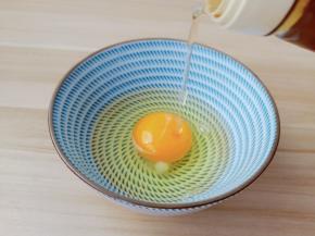 鸡蛋打入碗里加一点点料酒。