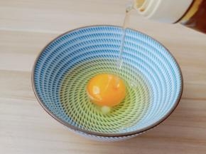 鸡蛋打入碗里加一点点料酒。