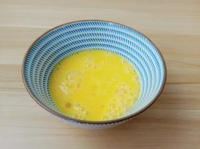 用筷子将鸡蛋打散。