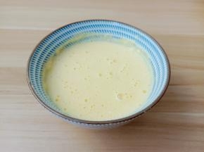 加入面粉与一勺清水搅拌均匀。