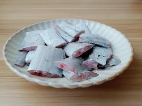 将带鱼剪成寸断。