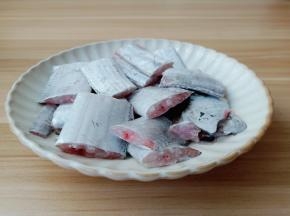 将带鱼剪成寸断。