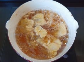 锅里多放一点油，油温五成热下带鱼油炸。