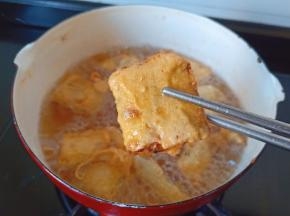 炸制两面金黄即可捞出。