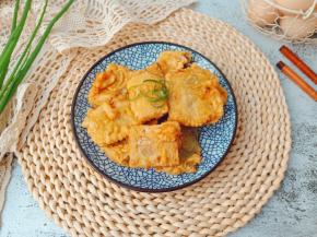 炸好后的鱼要红烧，就必须加热水烧好才会没有腥味。