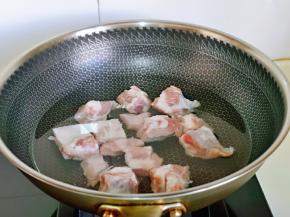 再焯水，冷水下锅，大火烧开后，将血沫撇出，煮2分钟，捞出温水冲洗干净，淋干水分备用。