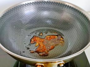 小火将冰糖融化至褐色。