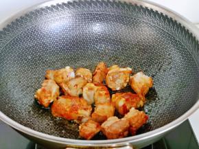 再加入焯水的排骨炒糖色。