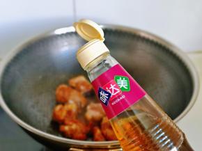 加入料酒翻炒。