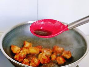 加入生抽，小火翻炒2分钟。