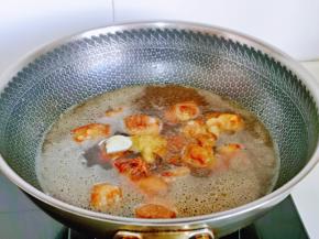 加入纯净水，没过排骨为佳，再加入姜片，大蒜，八角，桂皮，十三香，盖上盖子烧开后，转小火慢炖。