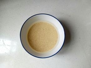 小米清洗干净，提前浸泡一晚